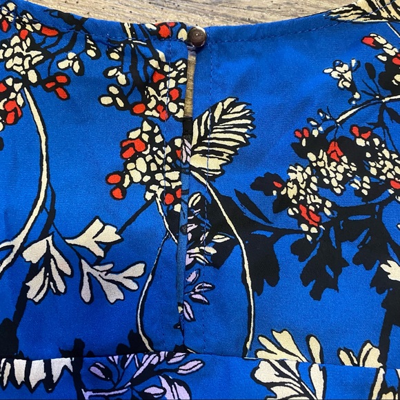 Blue floral flutter sleeve blouse. - Picture 2 of 5